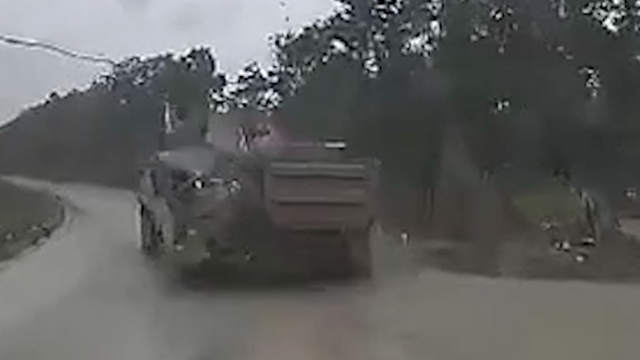 Xe tải chạy lấn làn khi vào cua gây tai nạn, tài xế bị thương nặng