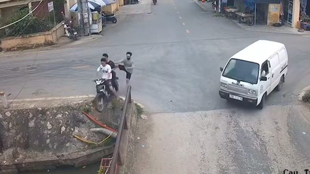 Phóng nhanh, xe máy ''kẹp 3'' lao xuống mương