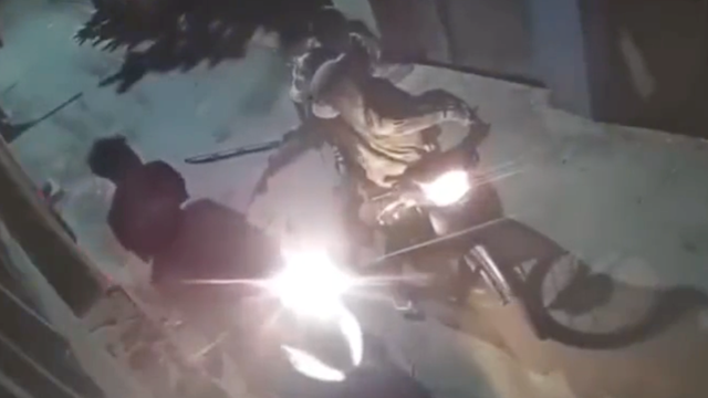 Hà Nội: Nhóm đối tượng dùng hung khí chặn người đi đường lúc nửa đêm