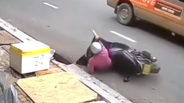 Xe máy lao xuống rãnh sâu bên đường, người phụ nữ ngã lộn nhào