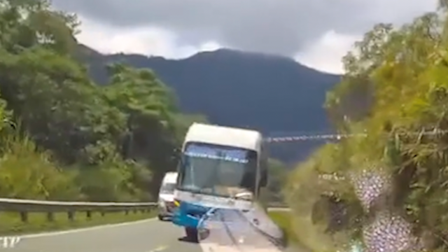 Khoảnh khắc xe khách vượt ẩu trên đèo Khánh Lê suýt gây tai nạn