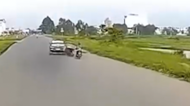 Xe bán tải gây tai nạn cho xe máy rồi bỏ chạy