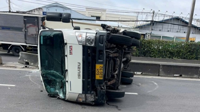 Xe tải đâm dải phân cách, lật ngang