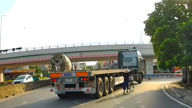 Khoảnh khắc xe đầu kéo chuyển hướng cẩu thả, suýt cán vào người đi xe đạp