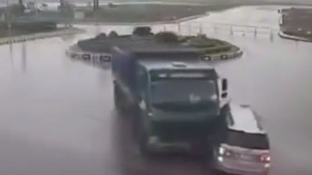 Dừng đột ngột giữa giao lộ, ô tô con bị xe tải đâm lõm sườn xe