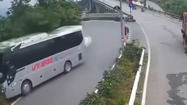 Tài xế xe khách ôm cua gắt ở tốc độ cao, lao vào bụi cây