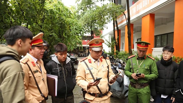 Đồng loạt kiểm tra việc chấp hành luật giao thông của học sinh 