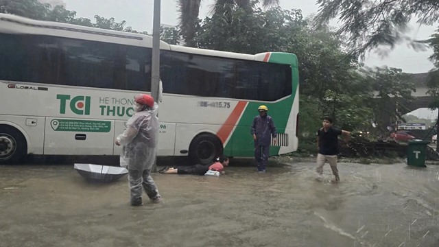 Rò rỉ điện tại ngã nút giao Tú Mỡ - Phạm Hùng 