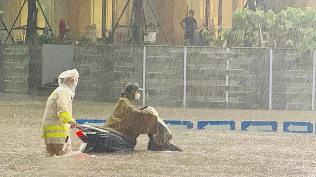 Hà Nội: 29 điểm ngập sâu, phương tiện không thể di chuyển qua