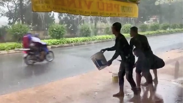 Phẫn nộ với hành động tạt nước vào người đi đường làm trò vui của nhóm thanh niên