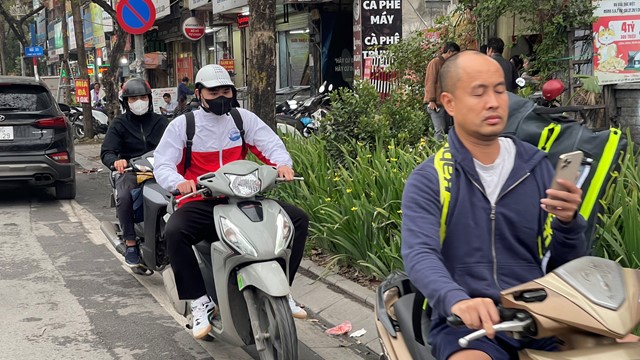 Tái diễn tình trạng xe máy “ngang nhiên” đi ngược chiều trên phố Tây Sơn