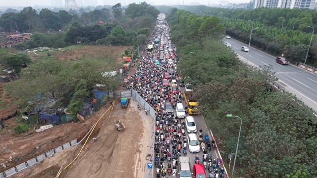 Tìm phương án "giải nhiệt" ùn tắc tại đường gom Đại lộ Thăng Long trong giờ cao điểm