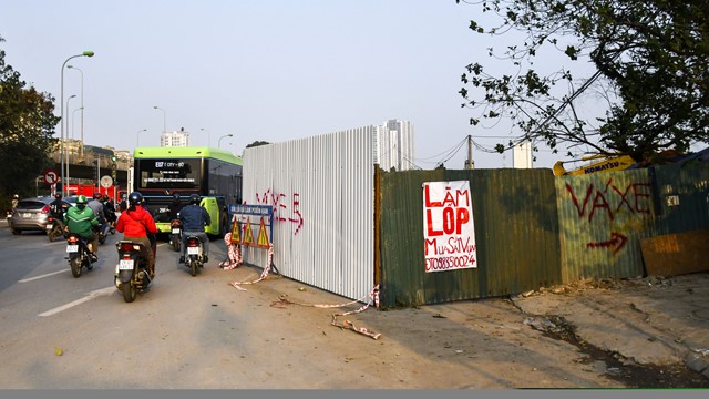 Thu hẹp rào chắn tại nút giao Đại lộ Thăng Long - Lê Quang Đạo 
