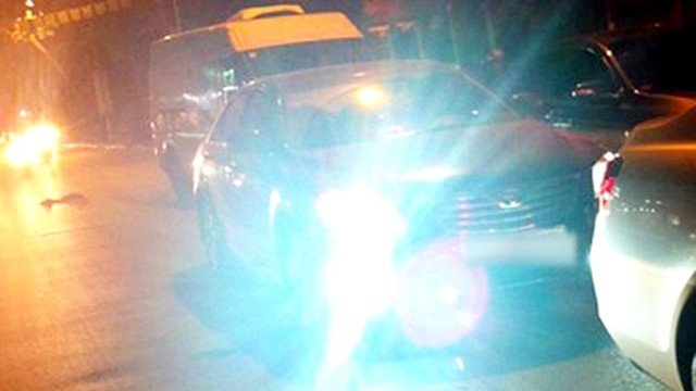 Sử dụng đèn chiếu xa khi tránh xe ngược chiều có bị xử phạt?