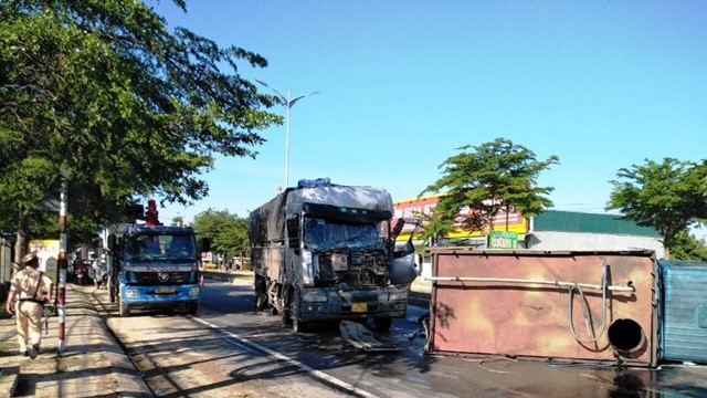 Xe tải đâm xe tưới nước công viên, tài xế kẹt cứng trong ca bin biến dạng