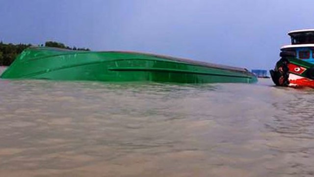 Sà lan chở 400 tấn đá bị lật trên sông Đồng Nai