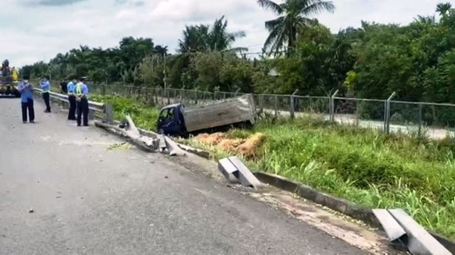 Tai nạn giao thông mới nhất hôm nay (25/7): Xe tải tông sập taluy lao ra khỏi đường cao tốc