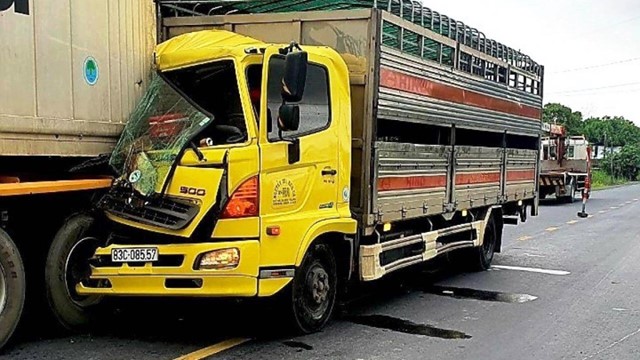 Tai nạn giao thông mới nhất hôm nay (26/7): Xe tải húc đuôi xe đầu kéo đang dừng khai báo y tế, phụ xe tử vong tại chỗ