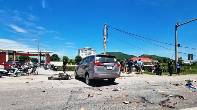 Tai nạn giao thông mới nhất hôm nay (28/7): Va chạm với xe con, nữ công nhân đi xe máy tử vong thương tâm