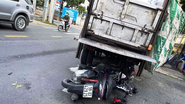 Tai nạn giao thông mới nhất hôm nay (31/7): Xe máy húc đuôi xe chở rác, tài xế tử vong tại chỗ