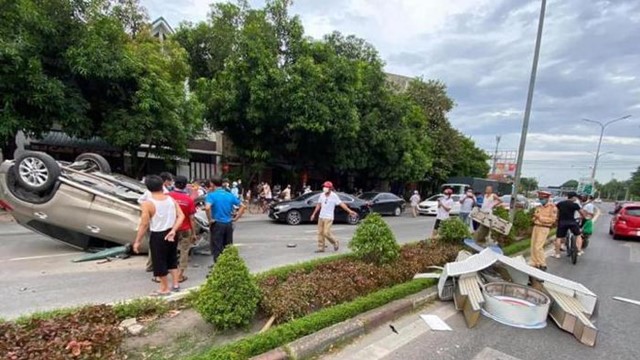 Tai nạn giao thông mới nhất hôm nay (11/8): Liên tiếp 2 vụ sạt lở, Quốc lộ 4C phương tiện ùn tắc kéo dài