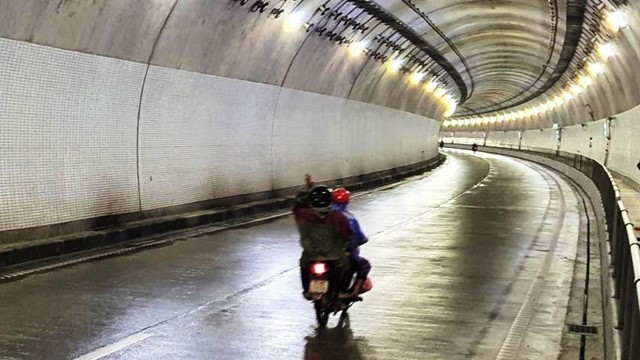 Mở hầm Hải Vân để người dân đi xe máy từ miền Nam về quê