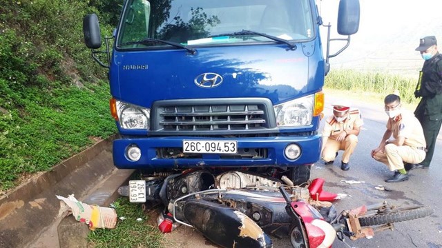 Tai nạn giao thông mới nhất hôm nay (8/10): Va chạm với xe tải, nam tài xế xe máy tử vong tại chỗ