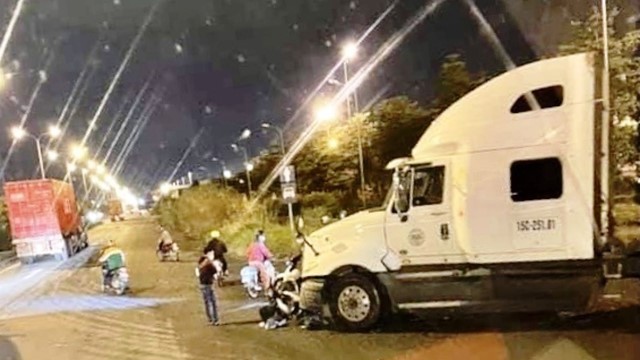 Tai nạn giao thông mới nhất hôm nay (16/10): Nam tài xế xe máy tử vong thương tâm dưới bánh xe container