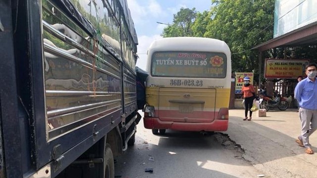 Tai nạn giao thông mới nhất hôm nay (4/11): Tai nạn liên hoàn khiến 3 xe hư hỏng nặng