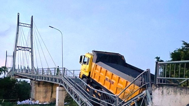 Tai nạn giao thông mới nhất hôm nay (7/11): Sau tiếng động lớn phát hiện người phụ nữ tử vong bên chiếc xe máy gặp tai nạn