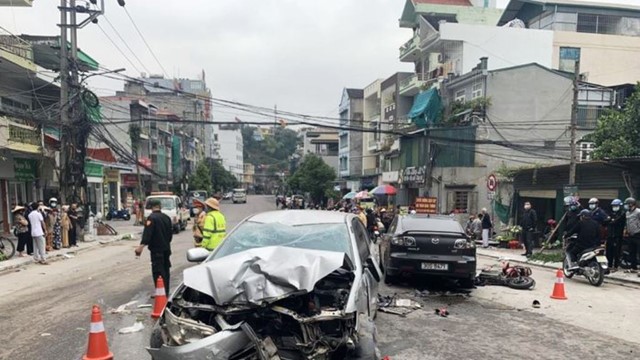 Tai nạn giao thông mới nhất hôm nay (17/11): Ô tô phóng nhanh gây tai nạn liên hoàn, khiến 4 người bị thương