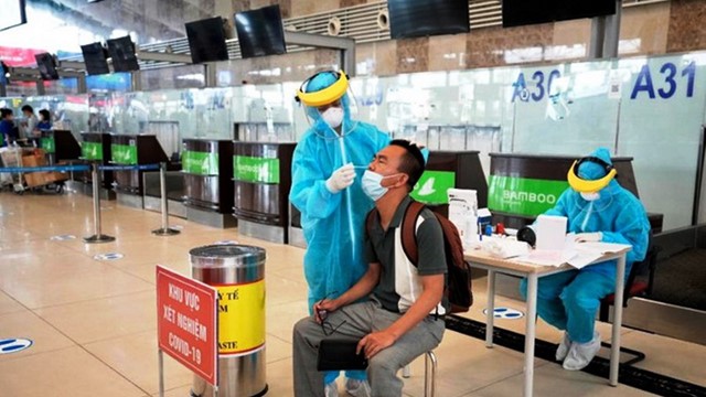Vì sao nên tính chi phí test nhanh Covid-19 vào giá vé máy bay?