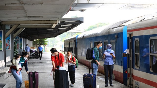 Sau kỳ nghỉ Tết, tàu hỏa chật kín người đi