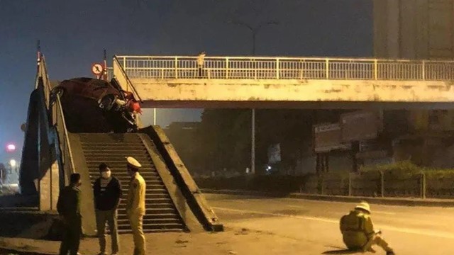 “Xế hộp” bất ngờ “trèo lên” cầu bộ hành khiến 3 người thương vong