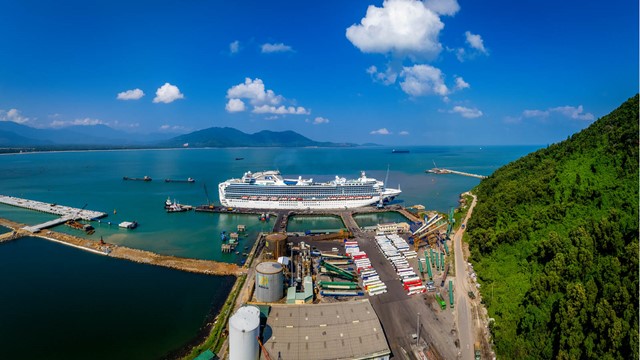 Tuyến dịch vụ vận tải container nội địa đến cảng Chân Mây lần đầu tiên được triển khai 