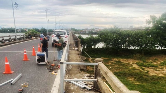 Lan can cầu qua sông Thu Bồn bị gãy