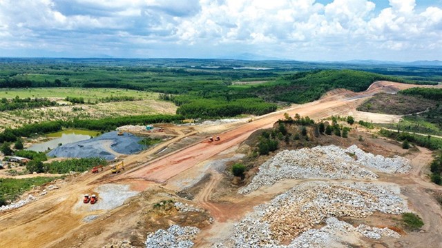 Chậm cấp phép mỏ đất, nguy cơ ảnh hưởng tiến độ cao tốc Quảng Ngãi - Hoài Nhơn 