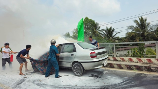 Xế hộp bốc cháy ngùn ngụt trong ngày 30 Tết