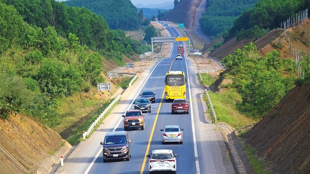 Cấm xe tải lớn đi vào cao tốc 2 làn xe: Phương án nào để giải quyết ?