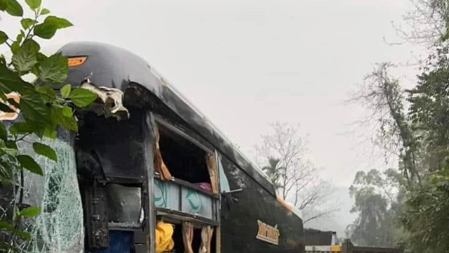 Xe khách biến dạng sau cú tông đuôi xe tải 