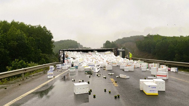 Xe tải lật chắn ngang cao tốc Cam Lộ - La Sơn