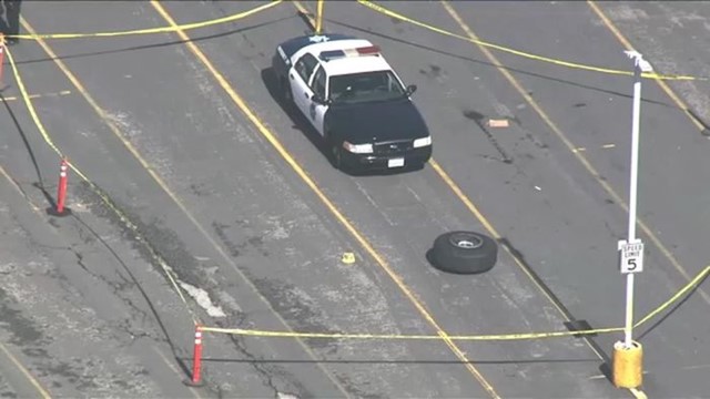 Bánh máy bay rơi xuống đè bẹp ôtô