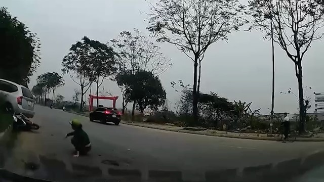 Ô tô hất văng người phụ nữ, “chồm” lên xe máy trên đường gom đại lộ Thăng Long