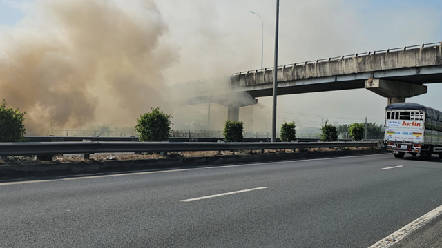 Cảnh báo nguy hiểm do đốt rác bừa bãi cạnh cao tốc Trung Lương - Mỹ Thuận