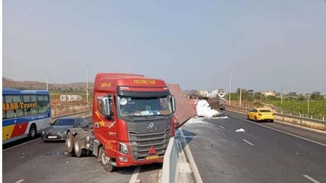 2 thùng container rơi xuống đường nằm chắn ngang cao tốc Phan Thiết - Dầu Giây