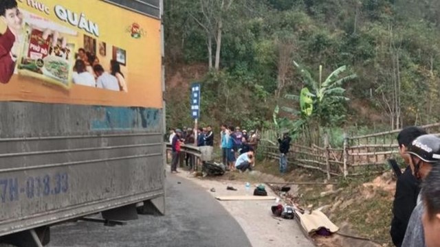 Hai vợ chồng tử vong sau va chạm với xe tải
