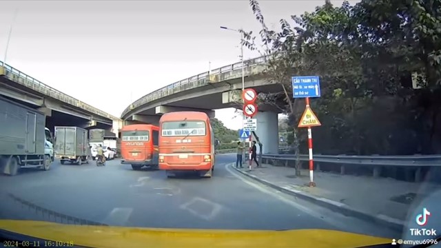 Hai phụ xe khách đuổi đánh nhau trên đường