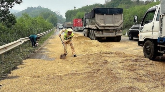Cảnh sát giao thông kịp thời khắc phục hàng trăm mét dầu loang trên đường