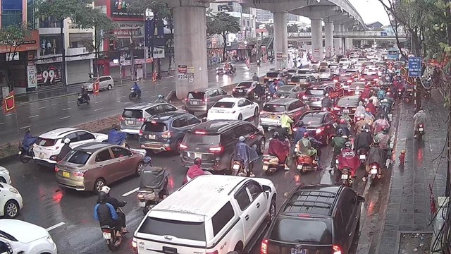 Hà Nội: Thời tiết mưa, rét khiến ùn tắc kéo dài, phương tiện nhích từng chút một