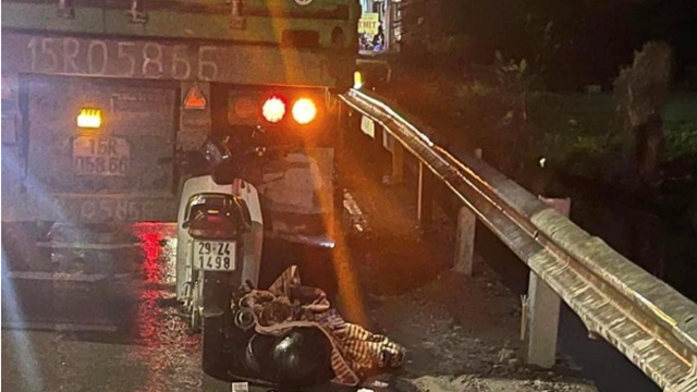 Chạy tốc độ cao, người đi xe máy tử vong do đâm vào đuôi container